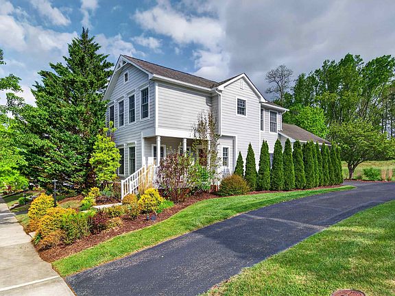 2nd image of 1121 Brook Cir