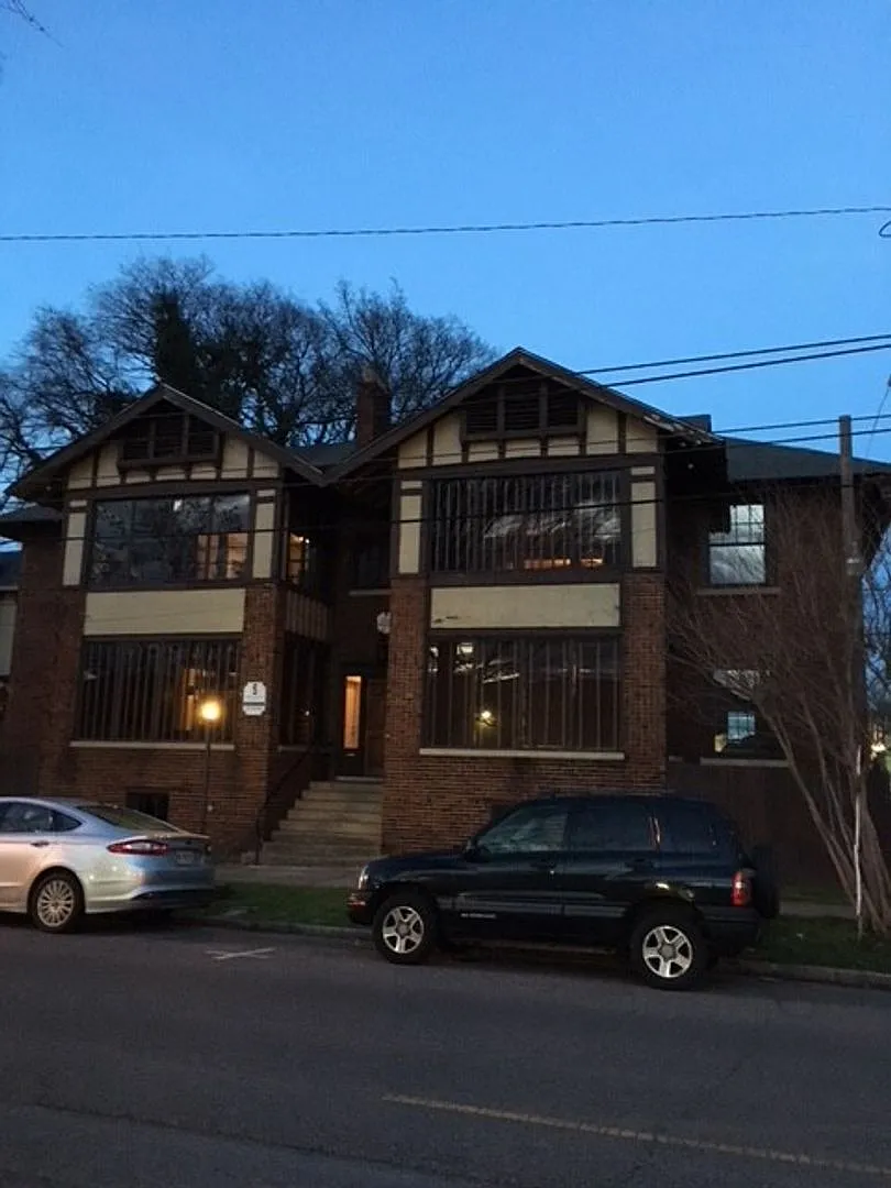 TUDOR — Photo 1