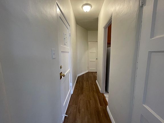 137 S. Canon Dr. #6 Beverly Hills, CA 90212 - 1 bedroom - 1 bath: Entry and Hallway.