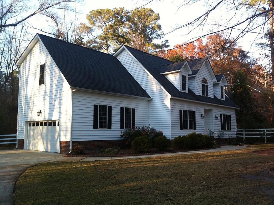 Side view - huge garage and driveway