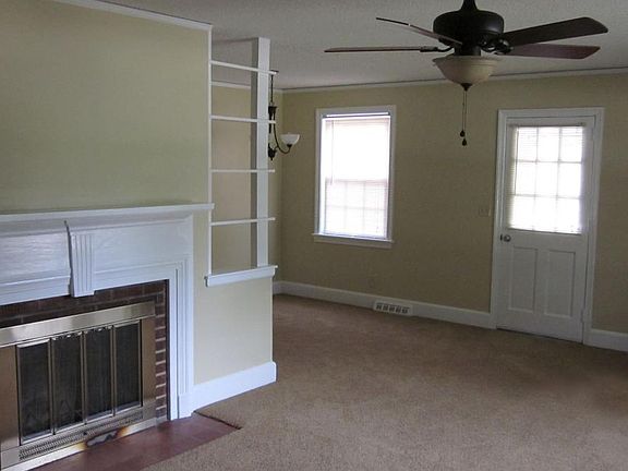 Living Room (Firepalce is capped)