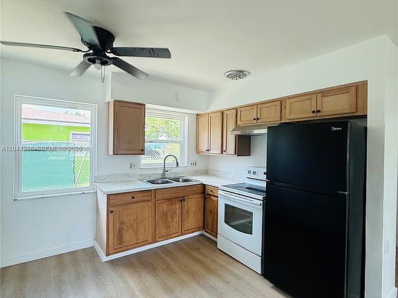 2nd image of 2423 Jeffcott St #1