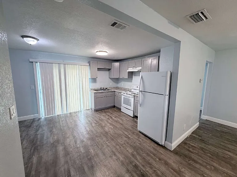 815 N Davis Ave — Photo 4