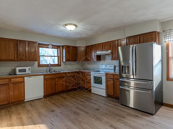5th image of 89 S Washington St Floor 2
