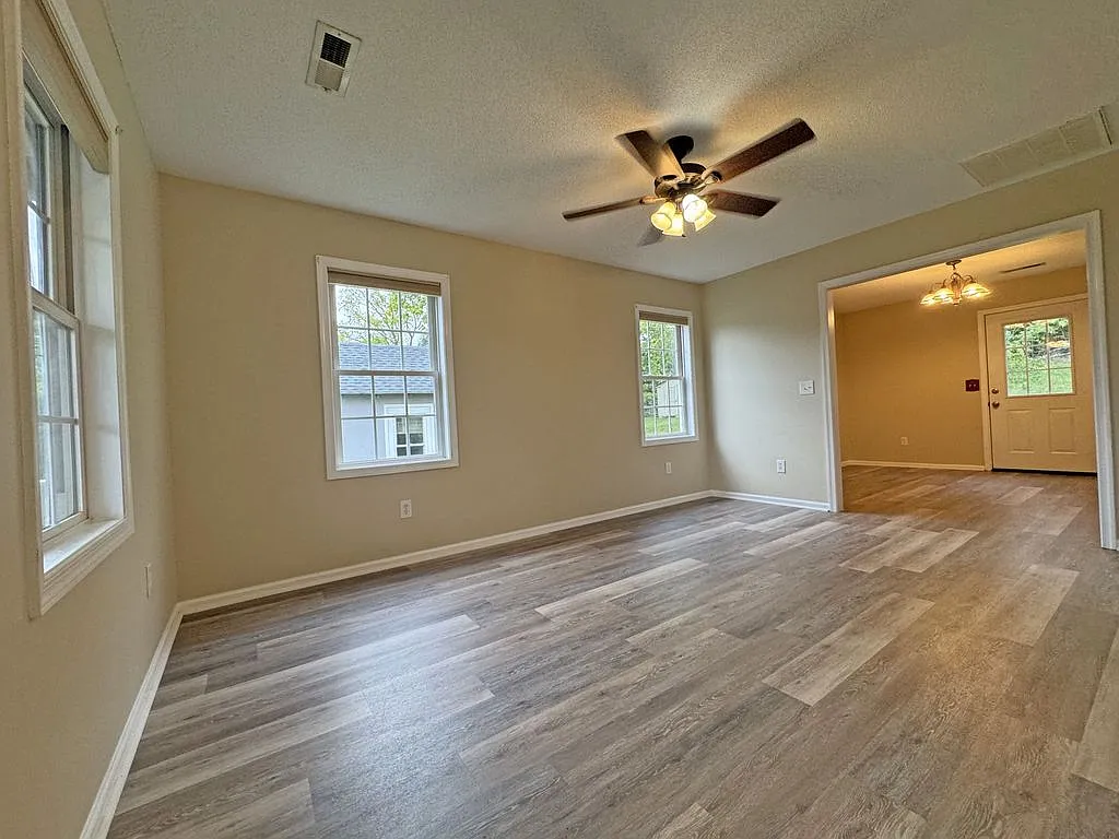 3 bed, 1165 sqft, $1,695 — Photo 2