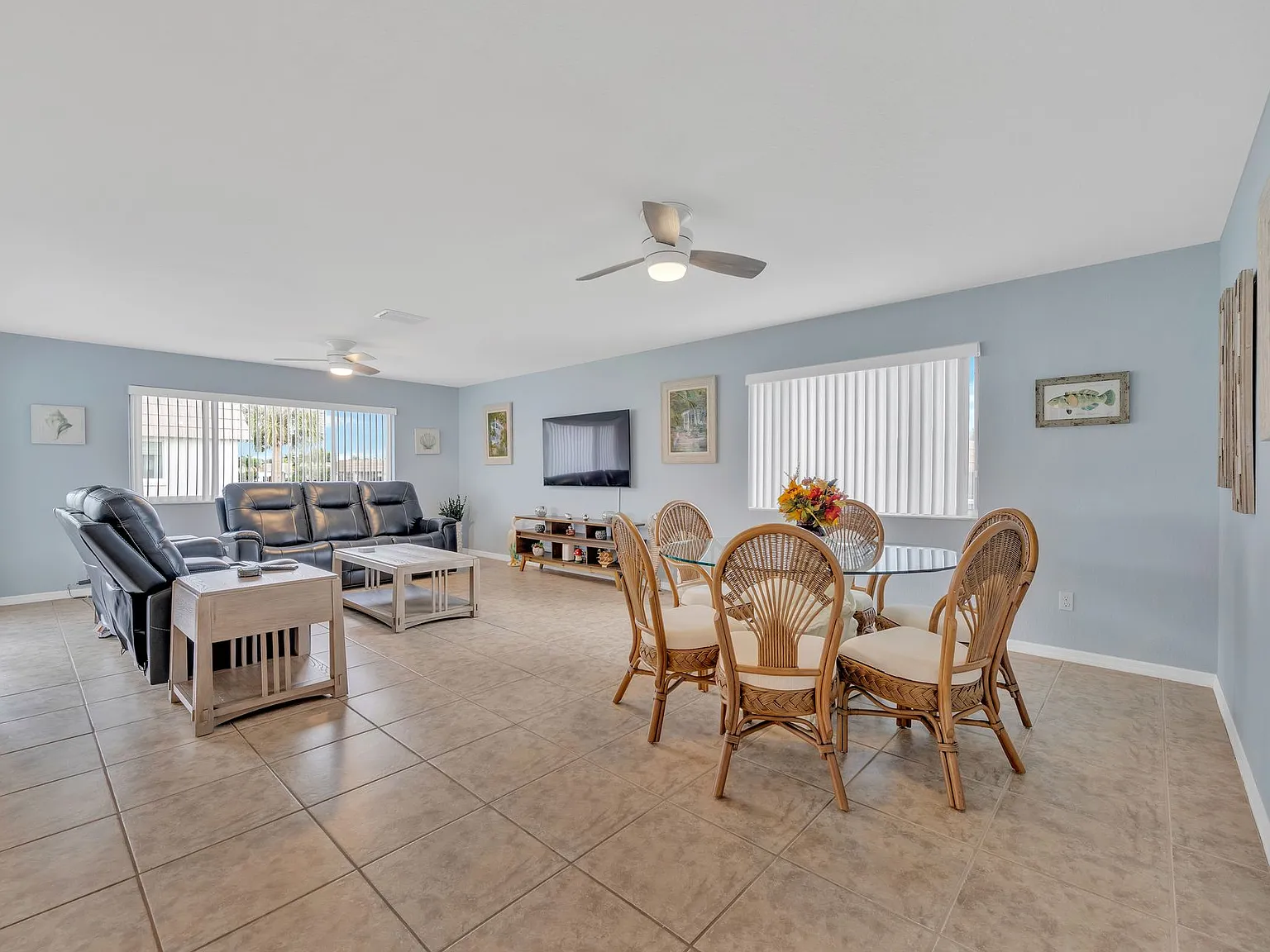 Annual furnished 2 bed/2 bath Villa in Sarasota close to Siesta Key! — Photo 1