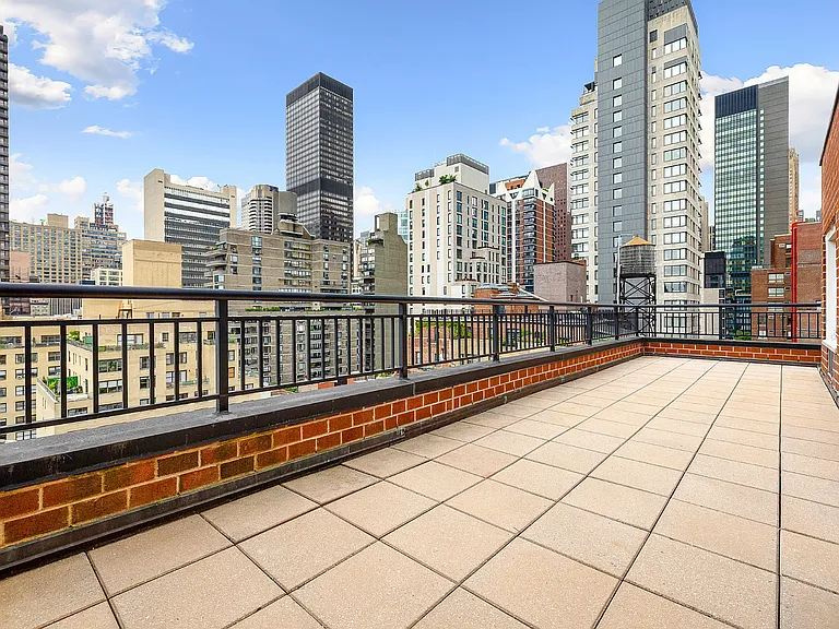 340 E 51st St #PHA — Photo 3
