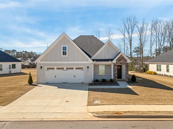 2200 Lakeview Dr, Opelika, AL 36801