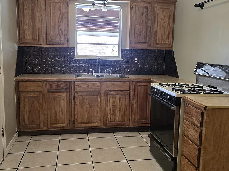 711 Hillview St — Photo 2