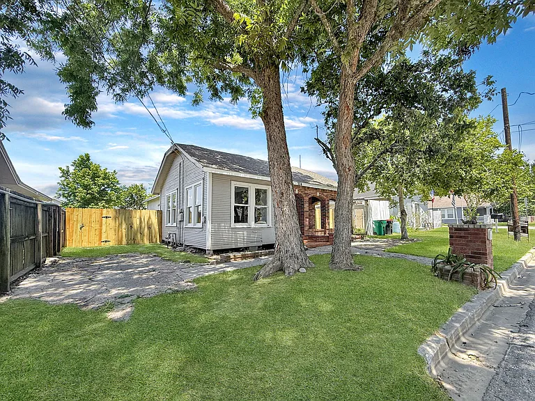 304 Stimpson St — Photo 7