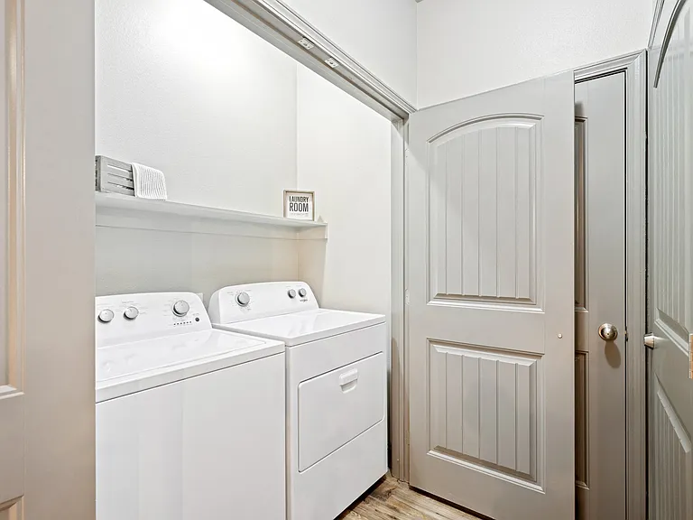 Lake Villas Apartments — Photo 14