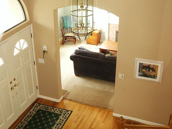 Soaring entry w/hardwood