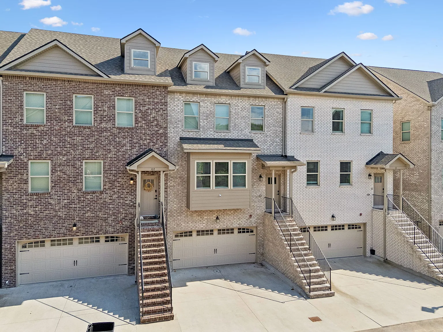 4 bed, 2384 sqft, $3,100 — Photo 3