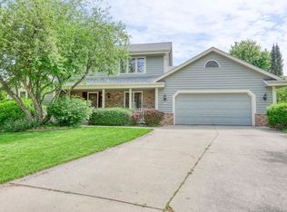 7706 S Weeping Willow Ct, Franklin, WI 53132
