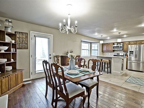 4th image of 2349 E Oaks Dr