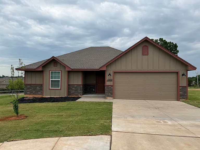 4509 E Lincoln St — Photo 2