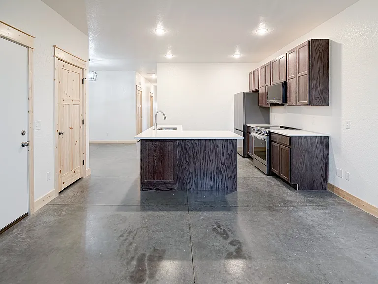 671 Valley View Dr — Photo 2
