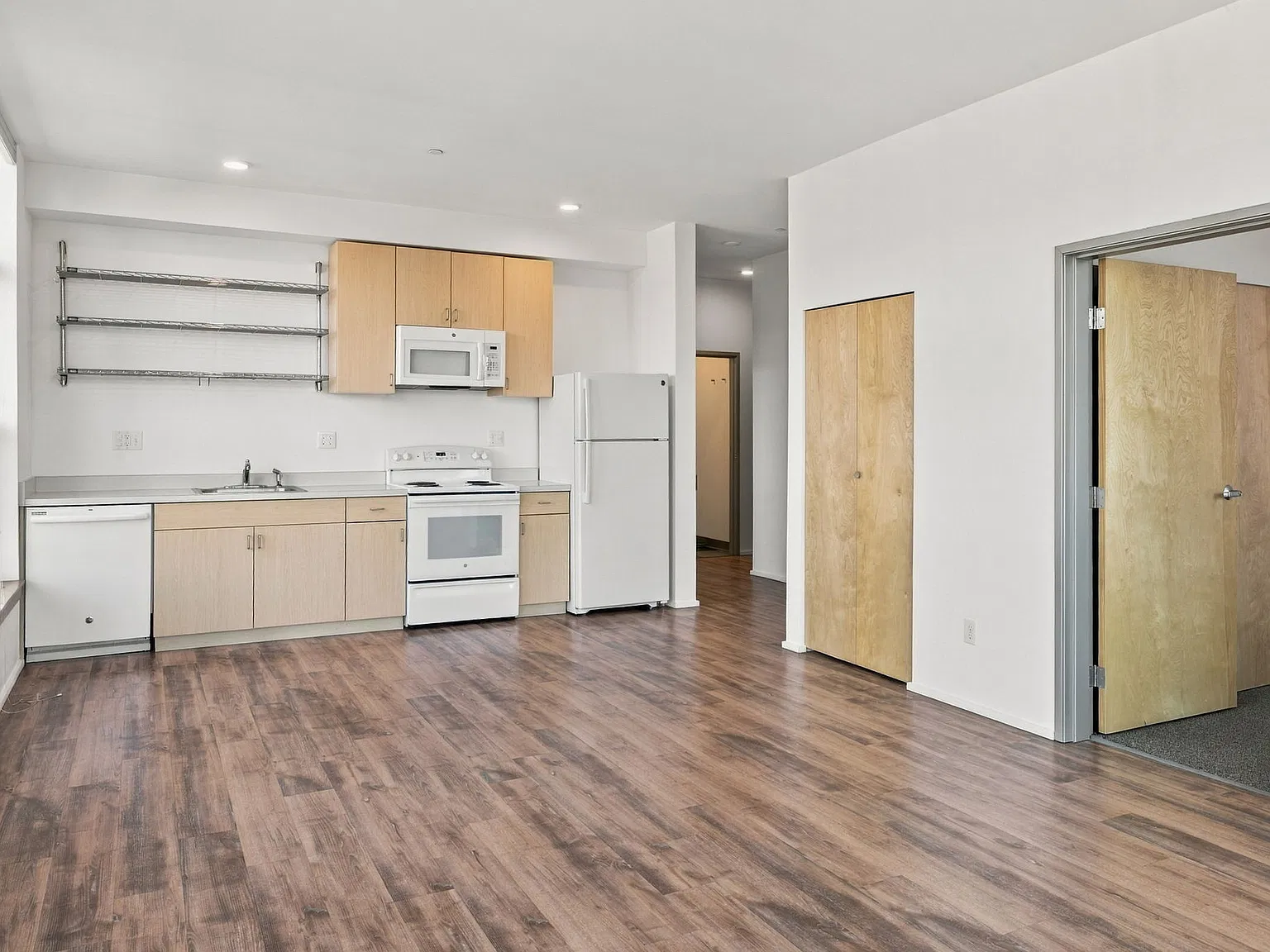 2 bed, 805 sqft, $2,745 — Photo 2