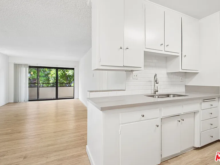 7540 Hampton Ave #202 — Photo 3
