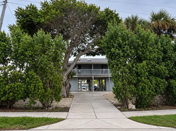 2736 Bayview Dr, Naples, FL 34112