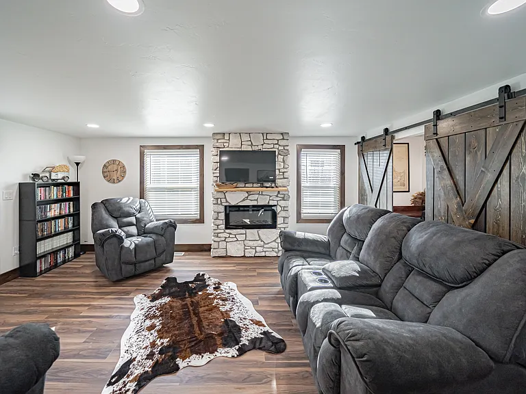 454 Iona St — Photo 7