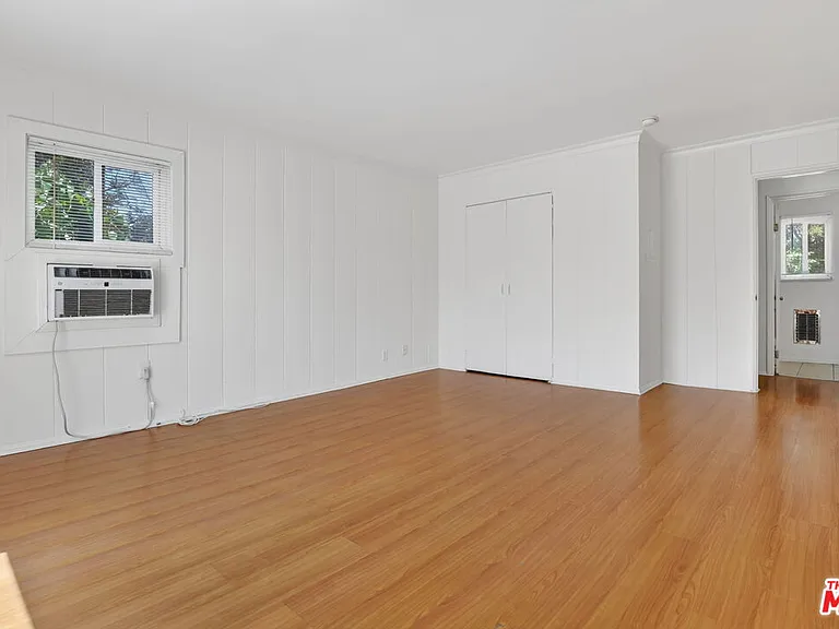 14721 Sylvan St #4 — Photo 7