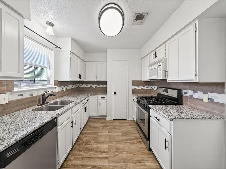 17002 Dew Drop Ln — Photo 7