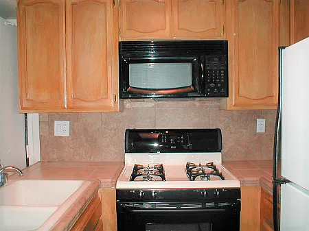 Kitchen w garage to left