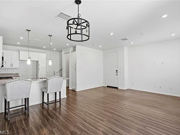 4th image of 335 Carson Ct