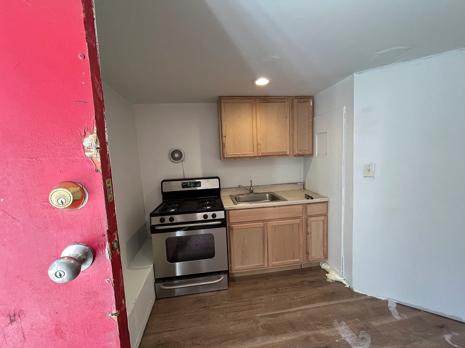Studio, 550 sqft, $900 — Photo 4