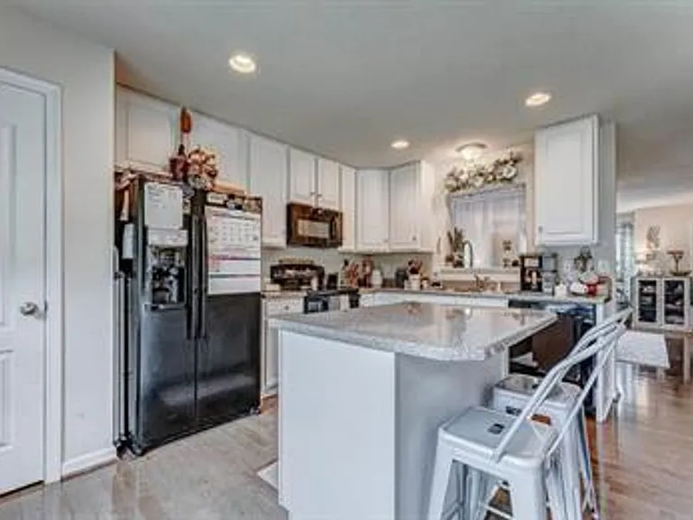 108 Auburn Dr — Photo 3