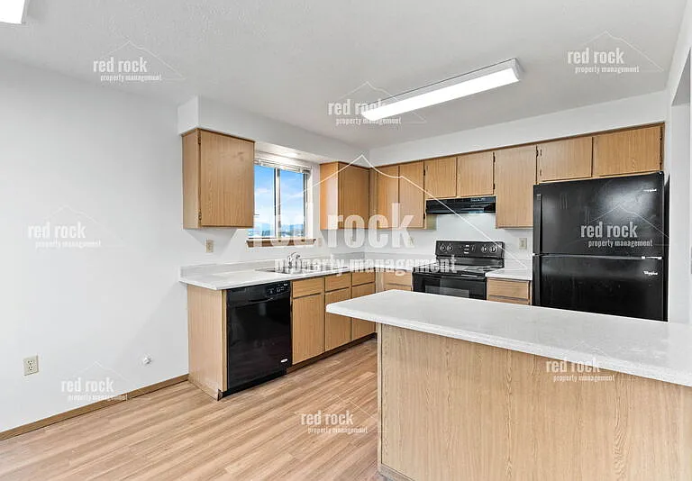 4733 N Sullivan Rd — Photo 4
