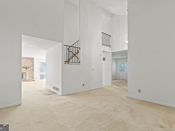 5th image of 215 Leeward Ln