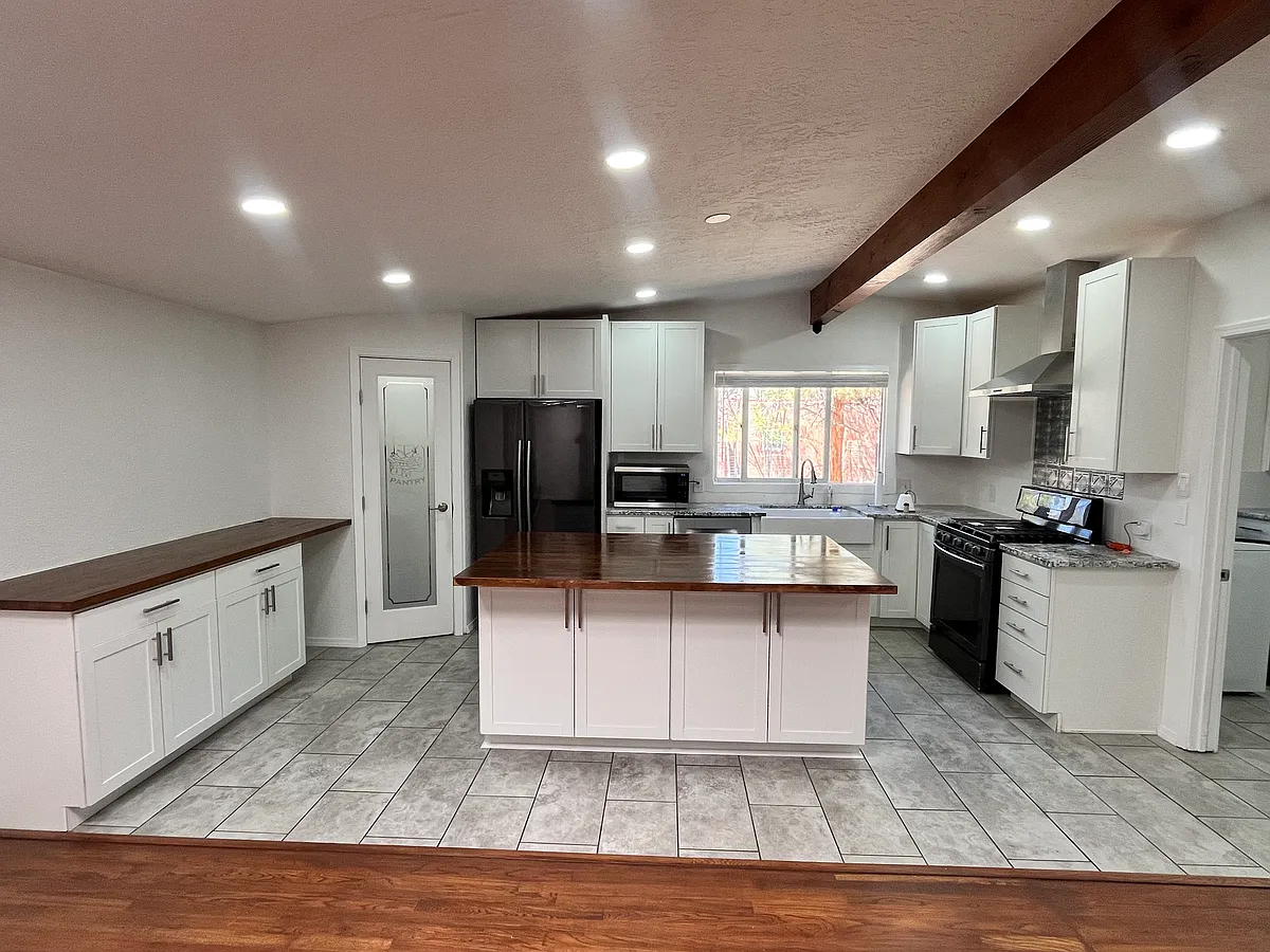 Kitchen - 1384 Bishops Lodge Rd