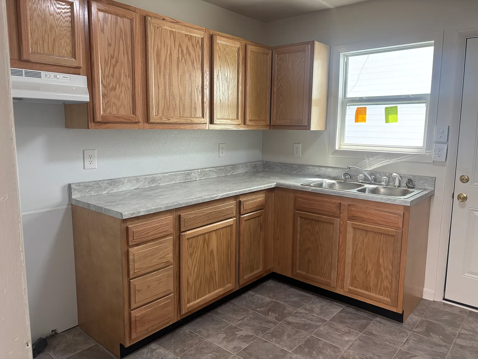 3 bed, 1008 sqft, $1,395 — Photo 2