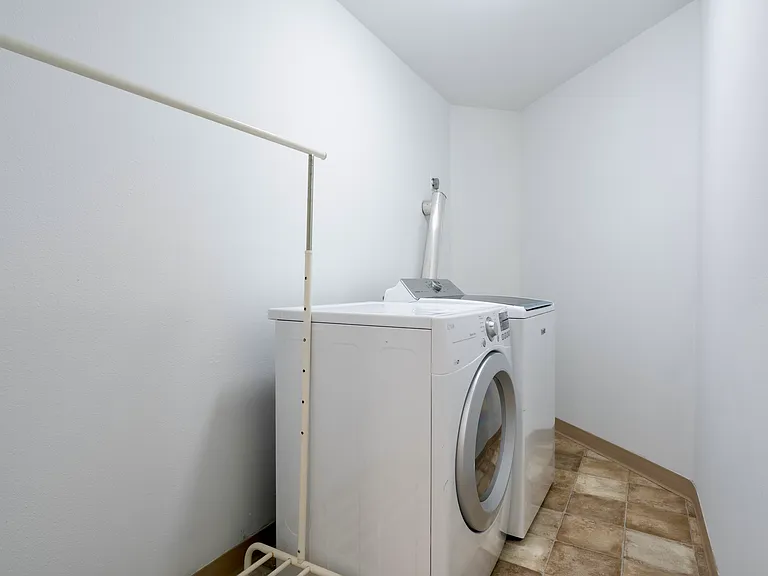 7930 SE 34th St #401 — Photo 21