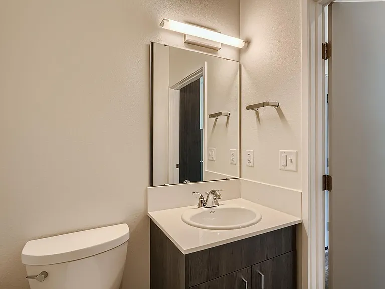 Welcome to AV Lofts! Beautiful views plus in-unit laundry! Up to 8 weeks free! — Photo 76