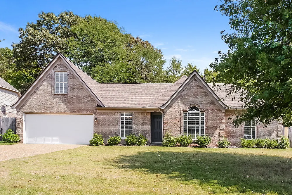 4 bed, 2.0 bath, 1699 sqft, $1,805 — Photo 1