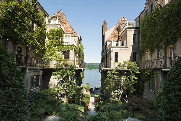 Sold by Compass | media 20