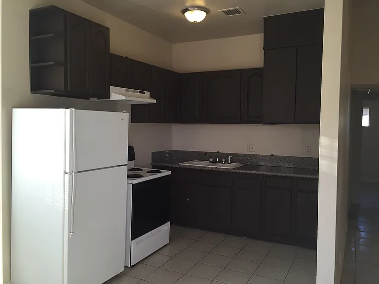 1112 N Jones Blvd #D — Photo 2