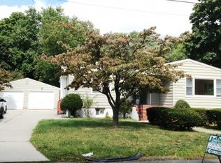 11 Fairtown Rd, Bay Shore, NY 11706