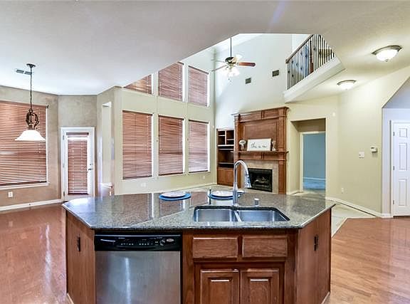 4th image of 1401 Crestview Ln