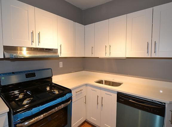 3rd image of 622 W Stratford Pl #S4