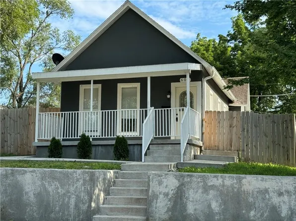 607 W Piankishaw St, Paola, KS 66071
