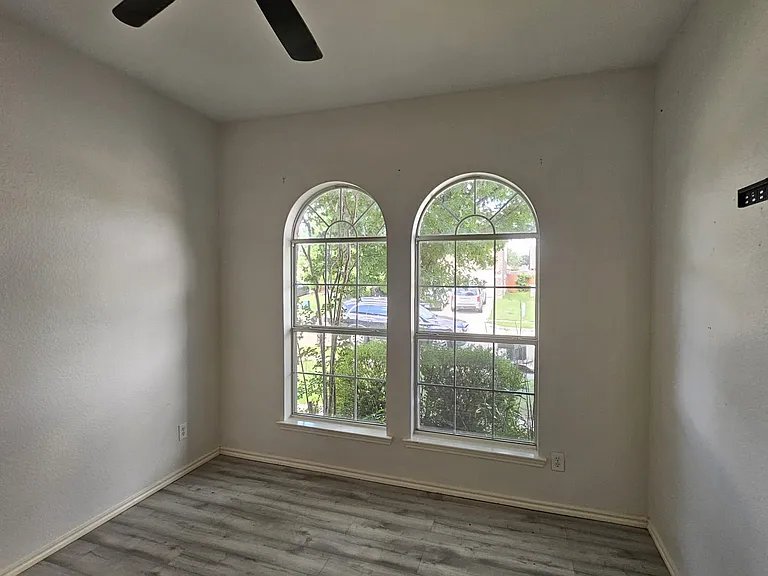 1042 Warbler — Photo 15