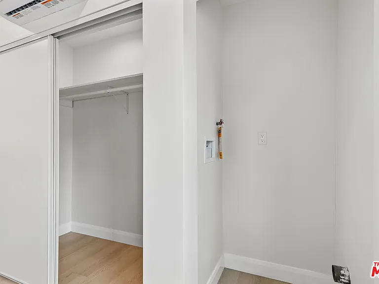 6930 Babcock Ave — Photo 9