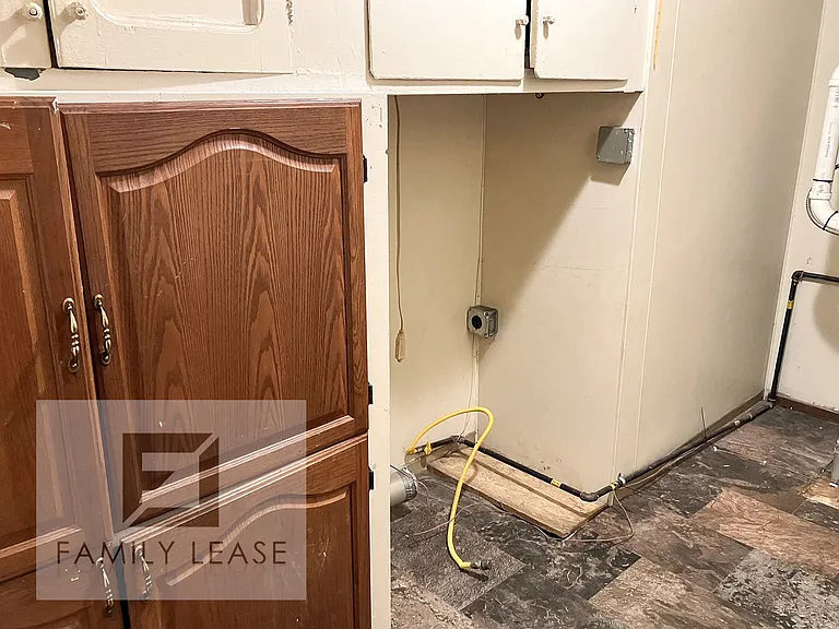 2985 E Division St — Photo 14