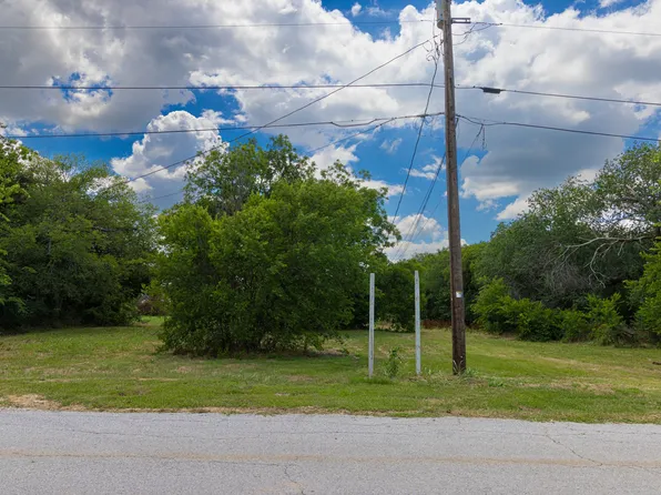 109 N Stadium Dr, Alvord, TX 76225