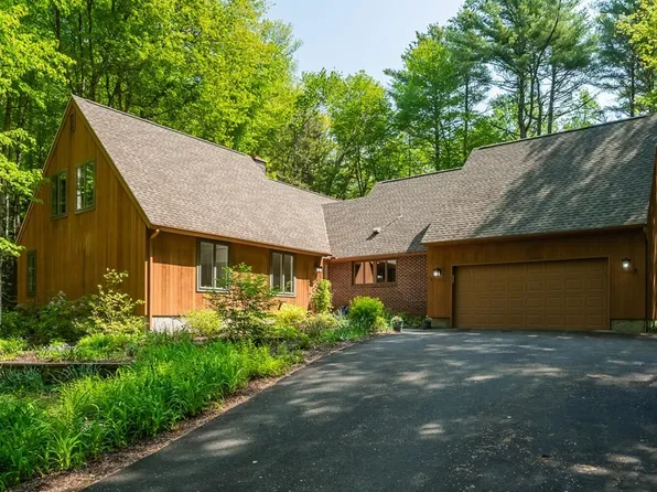 84 High Point Dr, Amherst, MA 01002