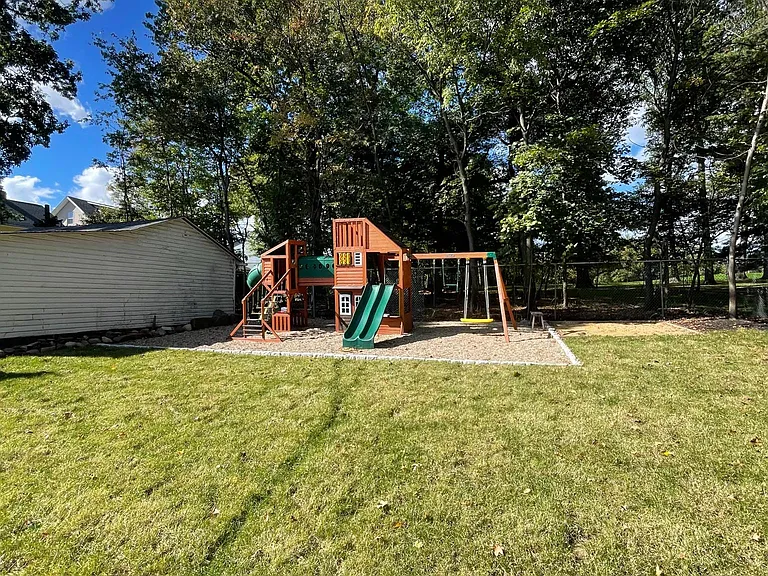 237 Boyden Ave — Photo 33